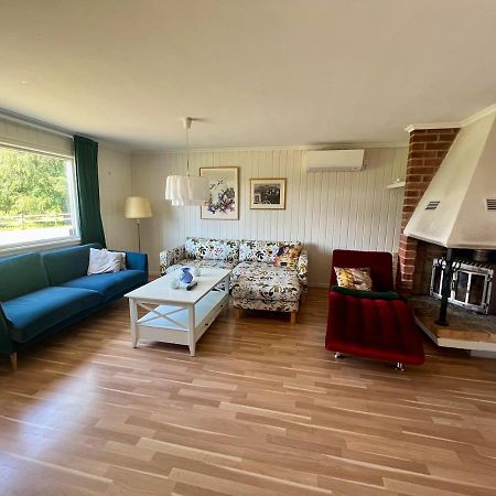 Idylliskt Hus Med Sjoeutsikt. Villa Östhammar Екстериор снимка