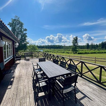 Idylliskt Hus Med Sjoeutsikt. Villa Östhammar Екстериор снимка