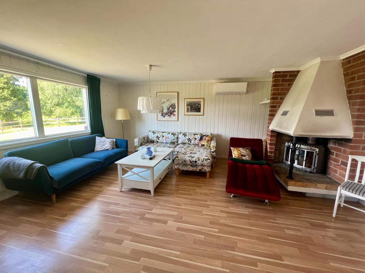 Idylliskt Hus Med Sjoeutsikt. Villa Östhammar Екстериор снимка