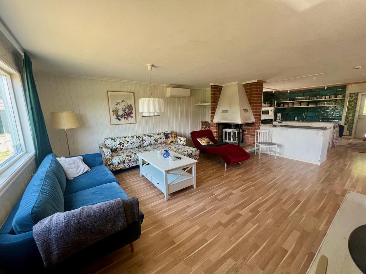 Idylliskt Hus Med Sjoeutsikt. Villa Östhammar Екстериор снимка