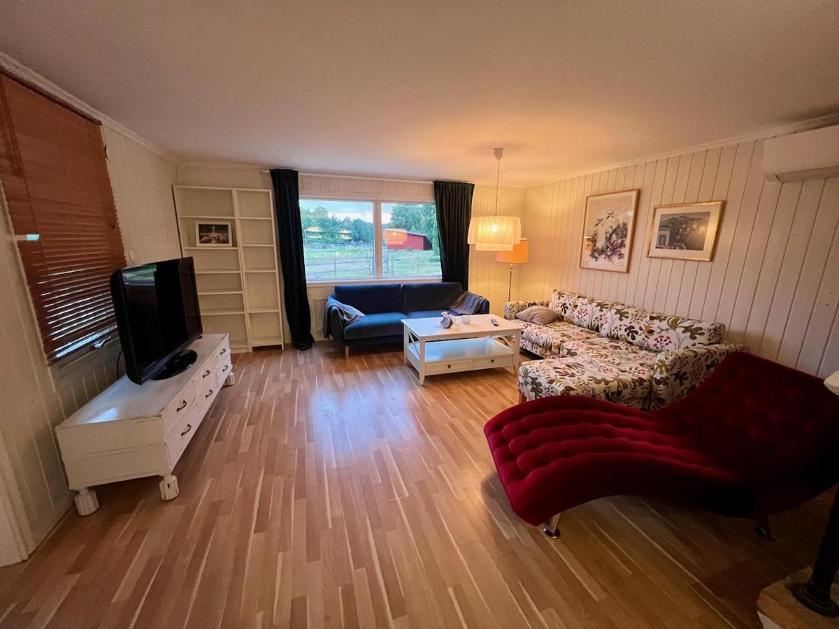 Idylliskt Hus Med Sjoeutsikt. Villa Östhammar Екстериор снимка