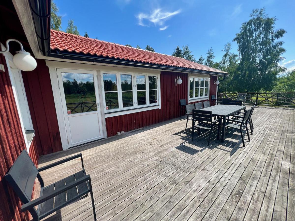 Idylliskt Hus Med Sjoeutsikt. Villa Östhammar Екстериор снимка