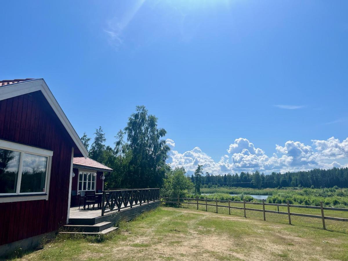 Idylliskt Hus Med Sjoeutsikt. Villa Östhammar Екстериор снимка
