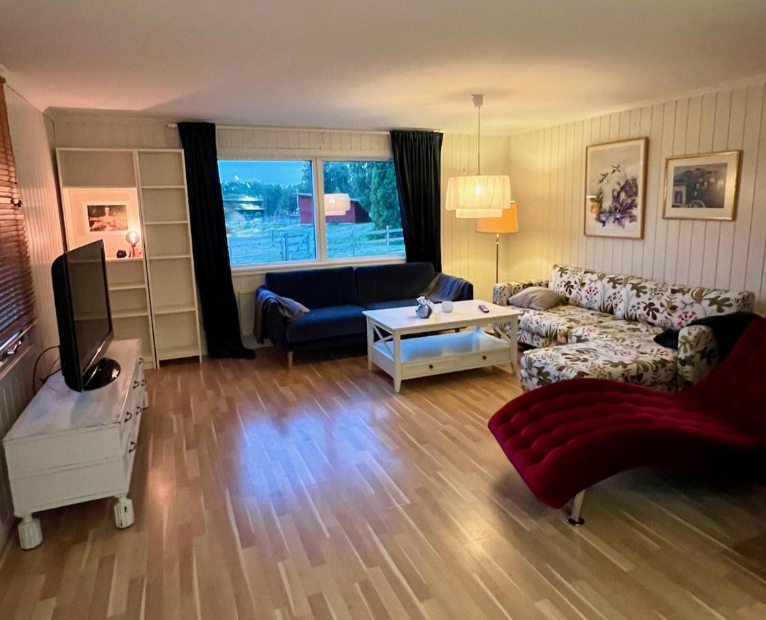 Idylliskt Hus Med Sjoeutsikt. Villa Östhammar Екстериор снимка