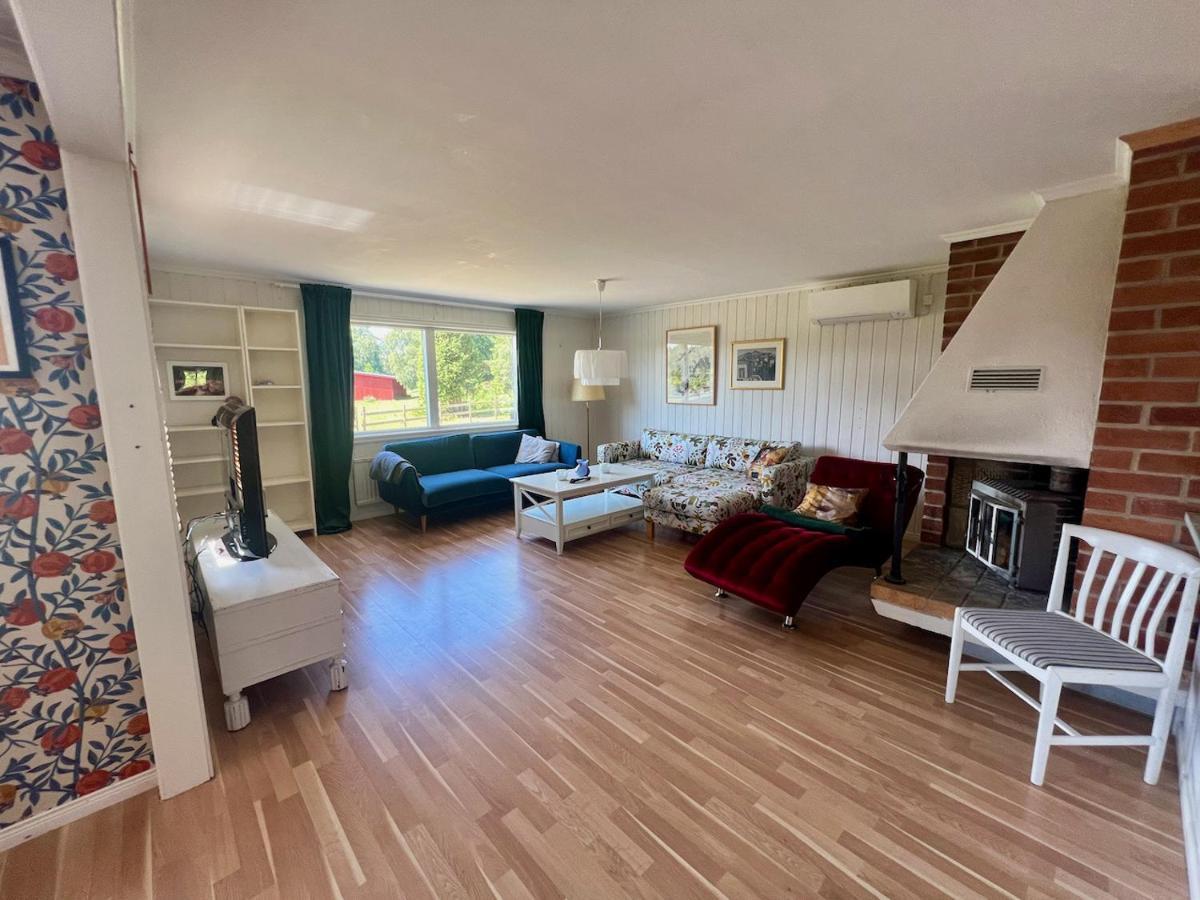 Idylliskt Hus Med Sjoeutsikt. Villa Östhammar Екстериор снимка