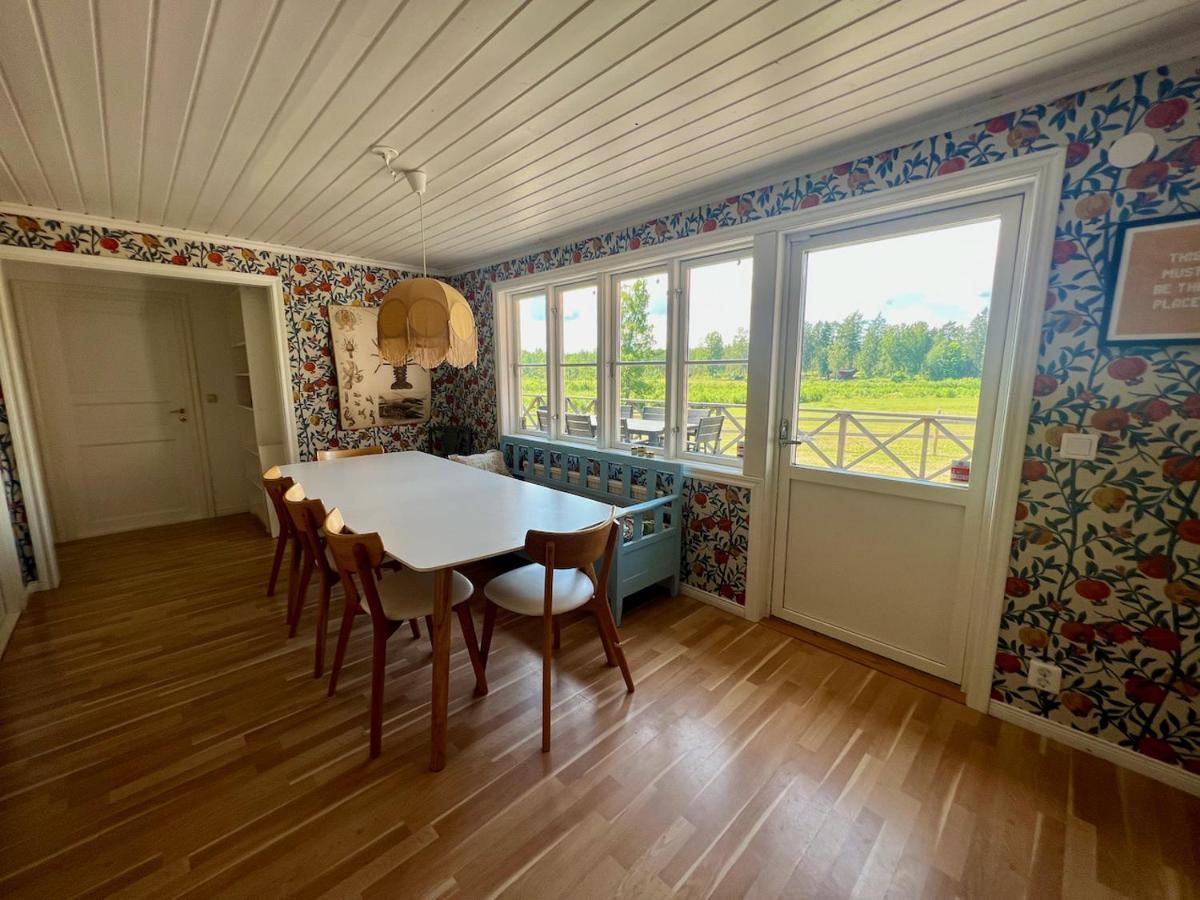 Idylliskt Hus Med Sjoeutsikt. Villa Östhammar Екстериор снимка